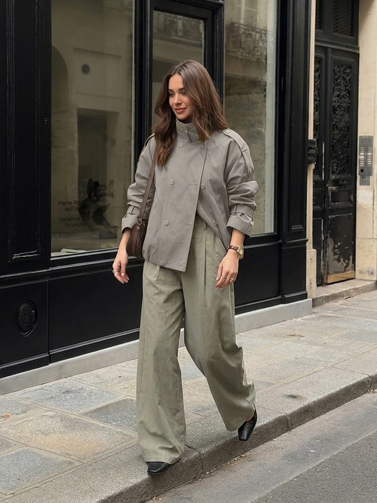 Chaqueta corta tipo trench para mujer, de corte holgado, con cuello alto, diseño de epaulettes, doble botonadura, estilo utilitario, para uso diario.