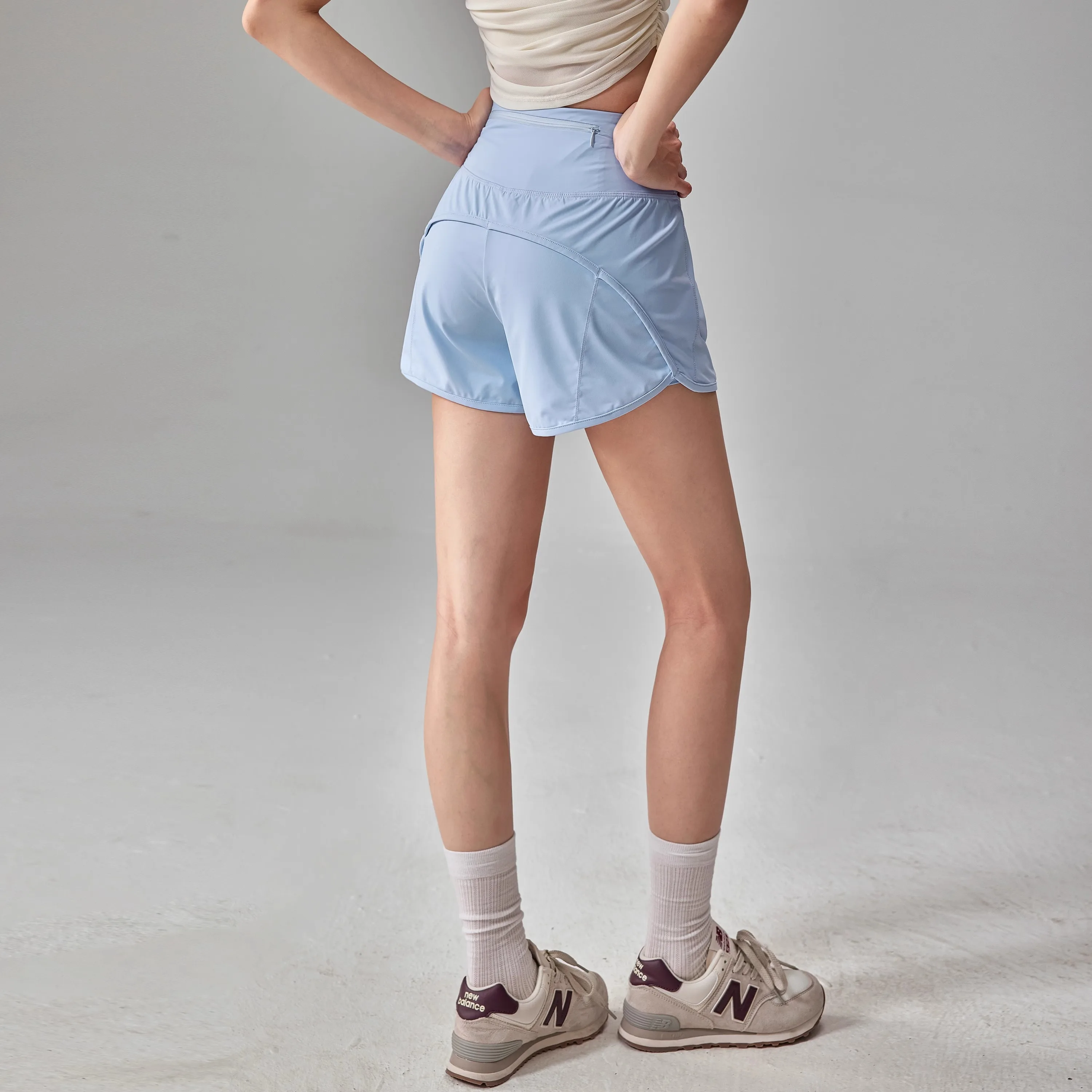 Pantalones cortos deportivos con bolsillo trasero para mujer, pantalones de tres cuartos de entrenamiento profesional de verano de secado rápido, antiexposición para correr