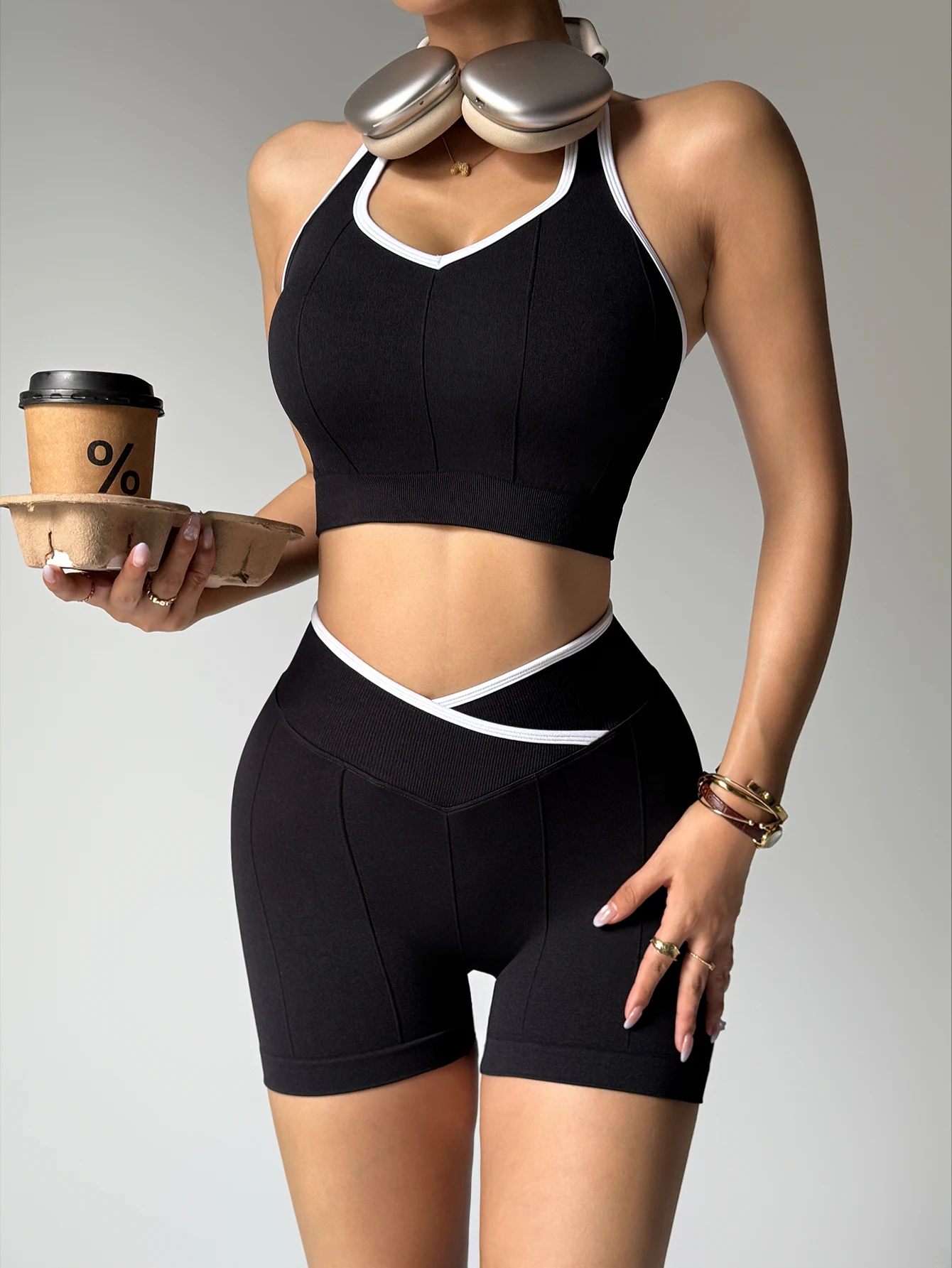 Conjunto de ejercicio de gimnasio para mujer, conjunto de 2 uds, traje de Yoga de retazos en blanco y negro, Top Halter a la moda, pantalones cortos transpirables de cintura alta