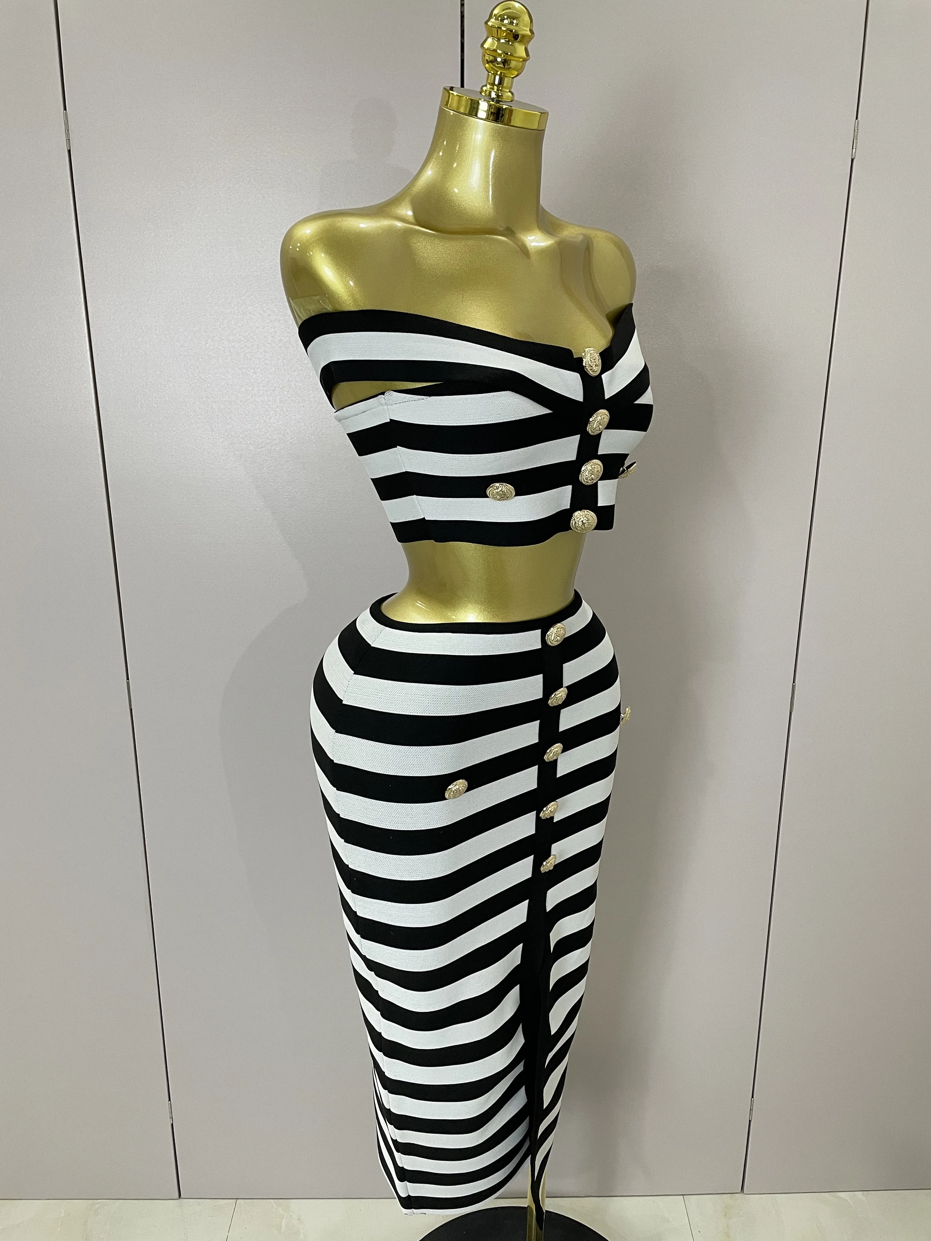 Conjunto de Mini vendaje de dos piezas con botones a rayas y hombros descubiertos para mujer, traje Sexy de diseñador de celebridades para fiesta de noche, traje de cumpleaños de lujo 2025