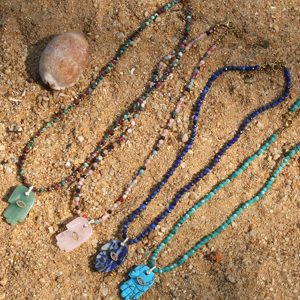 Collar con colgante de pez pequeño bañado en oro, con cuentas de ábaco de piedra natural de colores y cuentas espaciadoras de acero inoxidable, modelo 2026, de última colección.