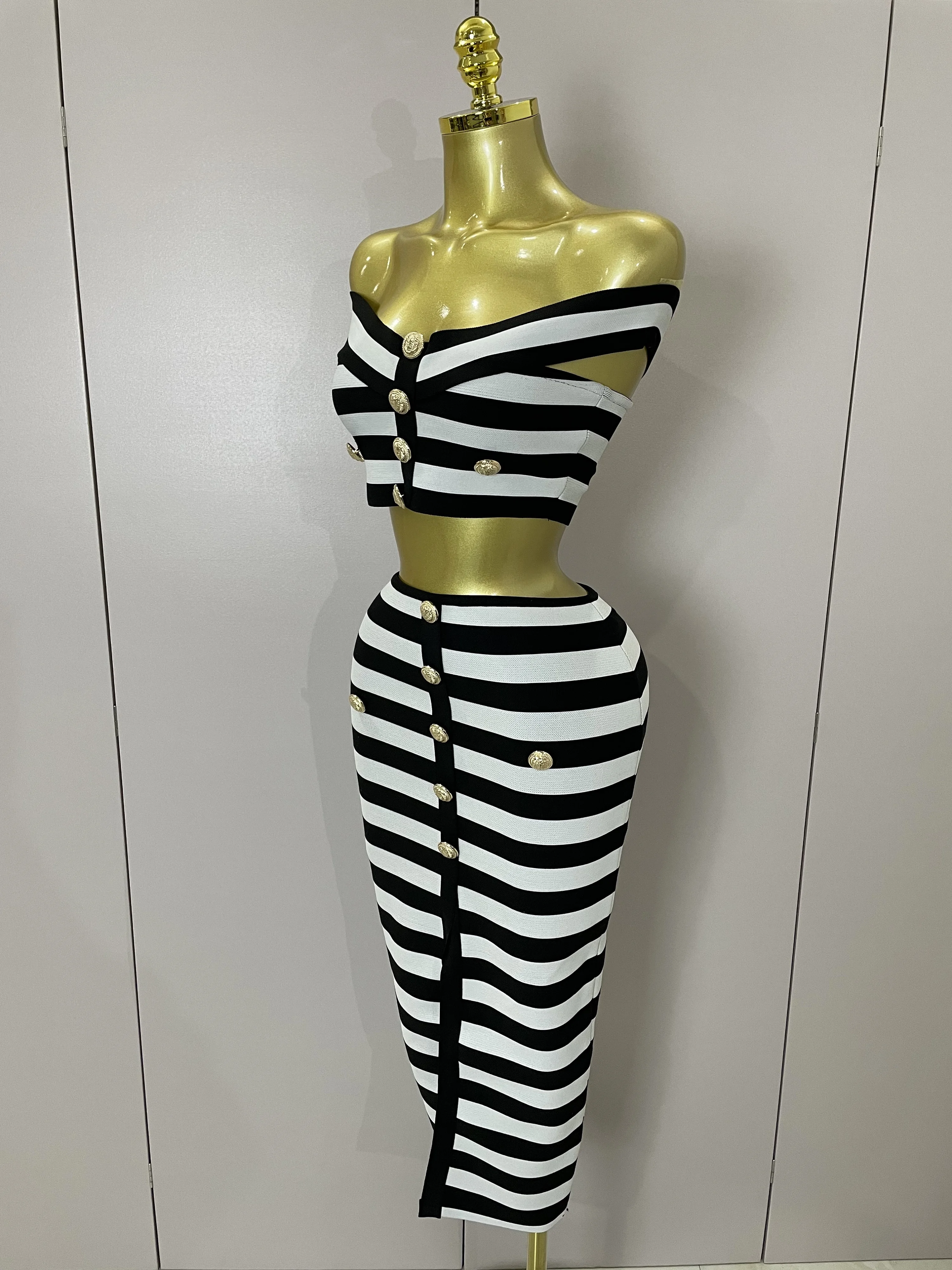 Conjunto de Mini vendaje de dos piezas con botones a rayas y hombros descubiertos para mujer, traje Sexy de diseñador de celebridades para fiesta de noche, traje de cumpleaños de lujo 2025