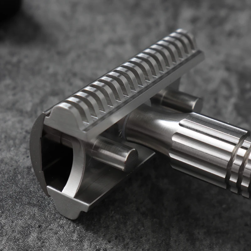 YAQI-maquinilla de afeitar de seguridad para hombre, maquinilla de afeitar de acero inoxidable 316 con placa base ajustable, versión Bohemia en Color crudo
