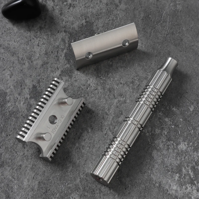 YAQI-maquinilla de afeitar de seguridad para hombre, maquinilla de afeitar de acero inoxidable 316 con placa base ajustable, versión Bohemia en Color crudo