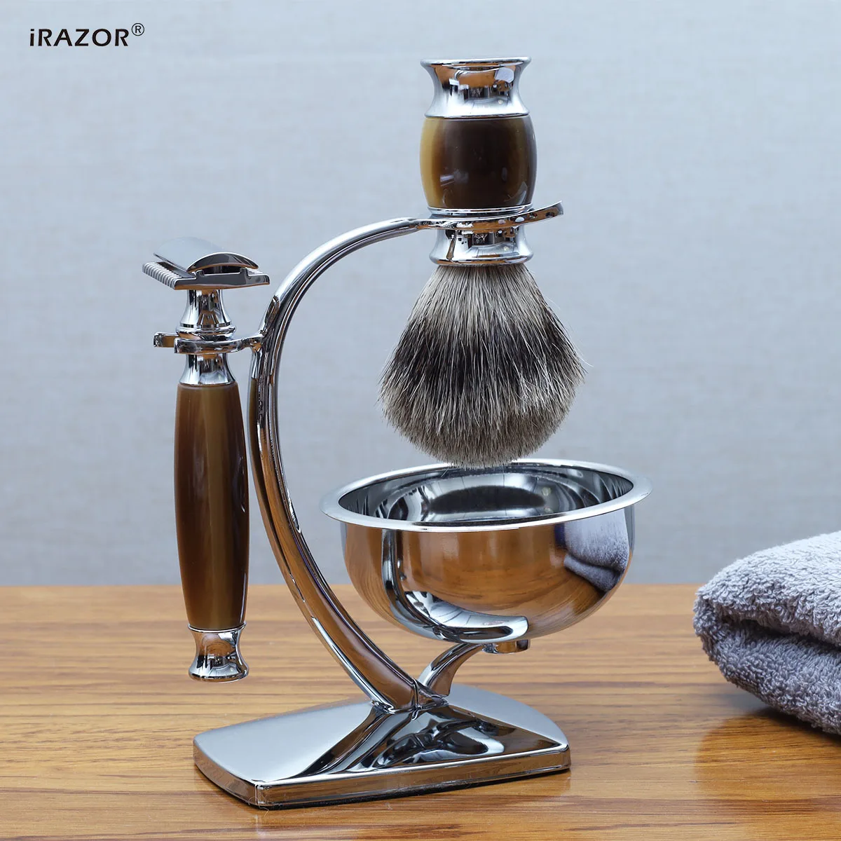 Kit de afeitado iRAZOR Classic DE con maquinilla de afeitar de doble filo, 10 cuchillas, brocha Silvertip, taza para espuma de afeitar, para afeitado en húmedo y cuidado personal masculino, empaquetado en caja de regalo.