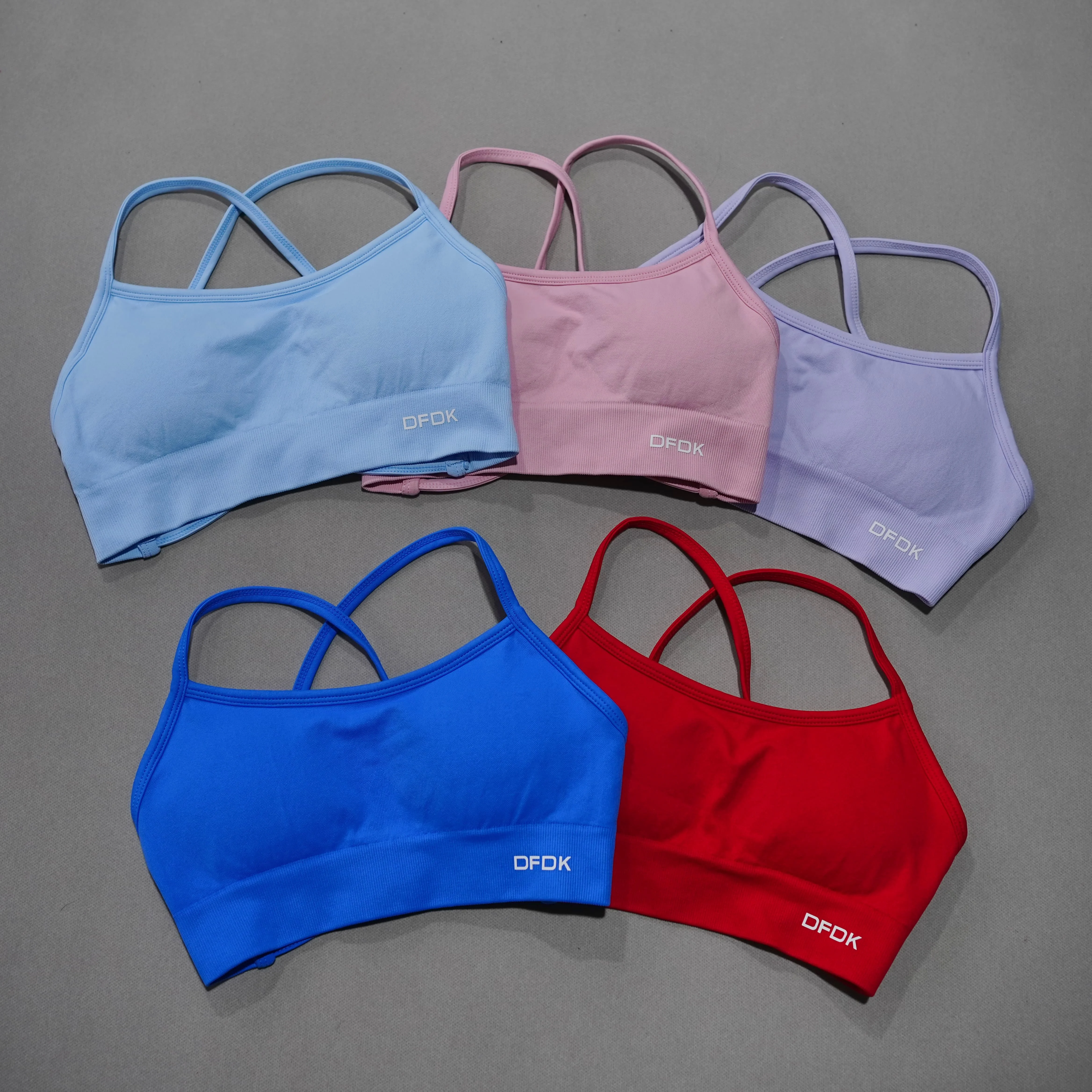 DFDK Sujetador deportivo sin costuras para mujer, con espalda cruzada, sin aros, push-up, con almohadillas extraíbles, transpirable, a prueba de golpes, para fitness, gimnasio y uso diario.