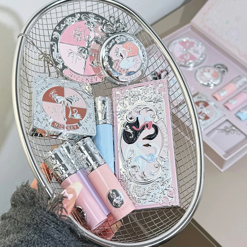 NICEKEY Set de Maquillaje Rosa Ballet Incluye 4 Labiales en Barra, 1 Rubor, 1 Polvo Compacto, 1 Paleta de Ojos, 1 Paleta de Contorno con Collar de Regalo