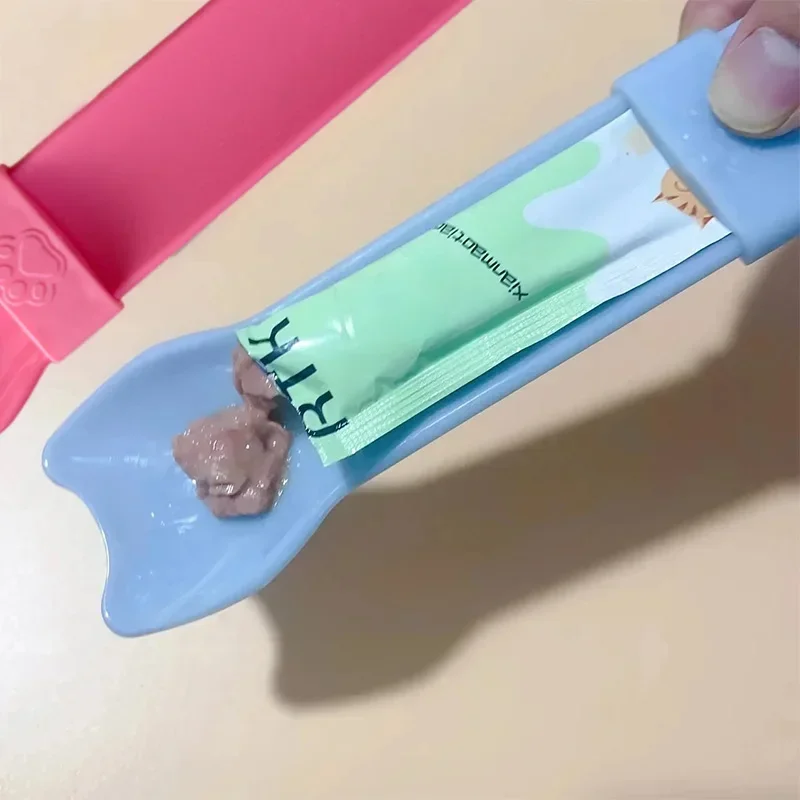 Cuchara para apretar con tira para gatos, para golosinas húmedas y lickable, puré de carne, sin desorden, manos libres, cuchara para comida para mascotas, alimentador portátil antiderrames para gatos