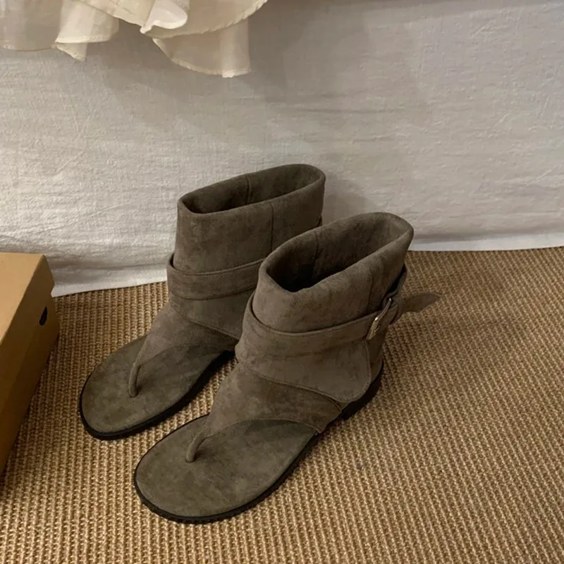 2025 Sandalias planas con Clip para primavera, moda de verano, pantalones, piernas, botas, vestido informal, zapatos de estilo callejero
