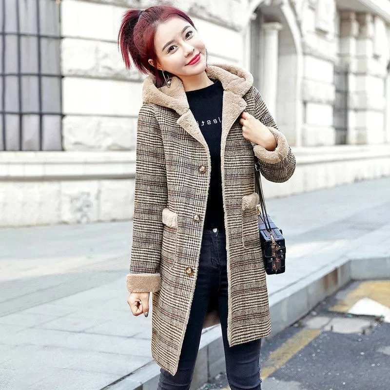 Abrigo Largo de Lana Gruesa con Capucha y Diseño a Cuadros, de Pelo de Conejo, Cálido y Elegante, para Mujer, Modelo H, Colección Invierno 2026