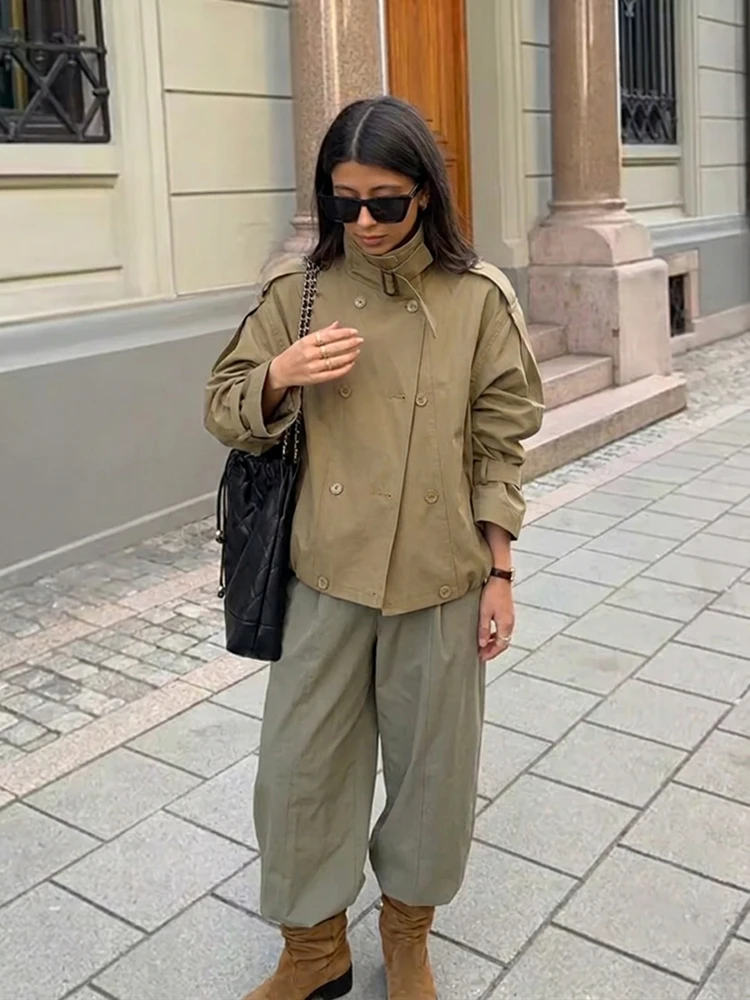 Chaqueta corta tipo trench para mujer, de corte holgado, con cuello alto, diseño de epaulettes, doble botonadura, estilo utilitario, para uso diario.