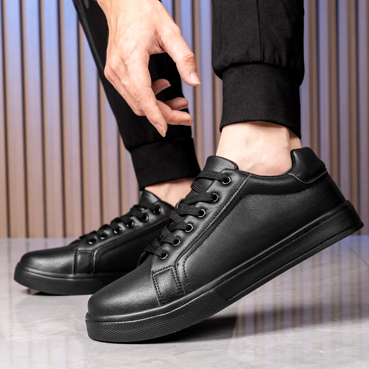 Zapatos de hombre, cómodos zapatos informales para monopatín, zapatillas de ocio sólidas blancas y negras, zapatos ligeros para caminar, Tenis Masculino
