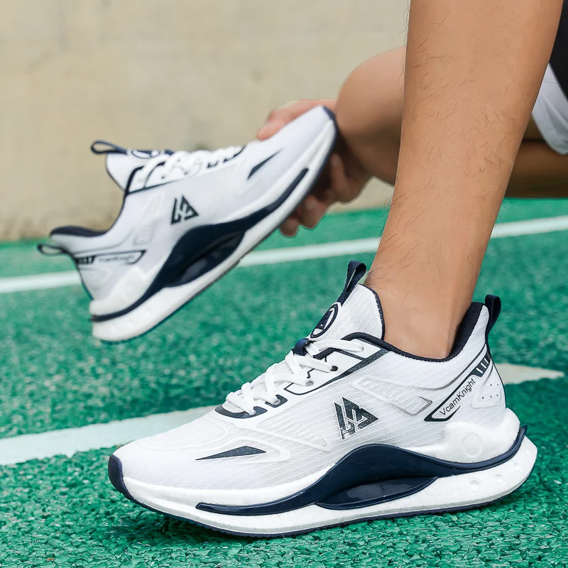 Nuevos zapatos deportivos para primavera y verano, zapatos para correr al aire libre cómodos y transpirables de malla para hombre, calzado antideslizante grande a la moda 39-46