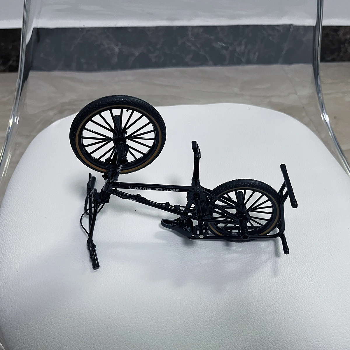 Miniatura de Bicicleta de Aleación a Escala 1:8, Decoración de Metal Fundido a Presión, Bicicleta de Montaña Negra, Simulación, Colección, Regalos, Juguetes para Niños