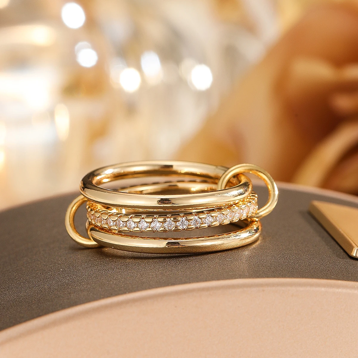 Un nicho de anillo de joyería de cobre de cuatro anillos de dos colores, hipoalergénico, estilo Ins, artefacto de apilamiento, adecuado para mujeres jóvenes