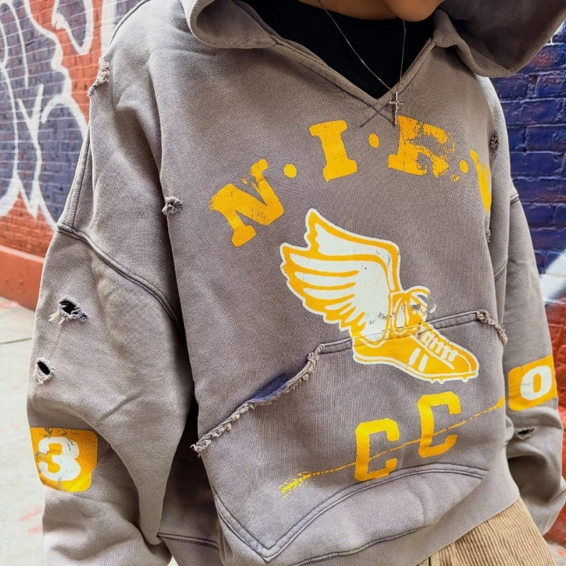 Sudadera Gris Universitaria Y2K con Gráfico de Zapatillas Aladas, Sudadera Corta Desgarrada, Estilo Retro Americano, Hip Hop, Streetwear, Unisex, Ropa Oversize