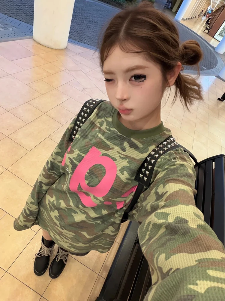 Camiseta vintage de camuflaje Y2k de Tonngirls para mujer, de manga larga, de punto gofrado, estilo streetwear, retro americano, con estampado de letras rosas.