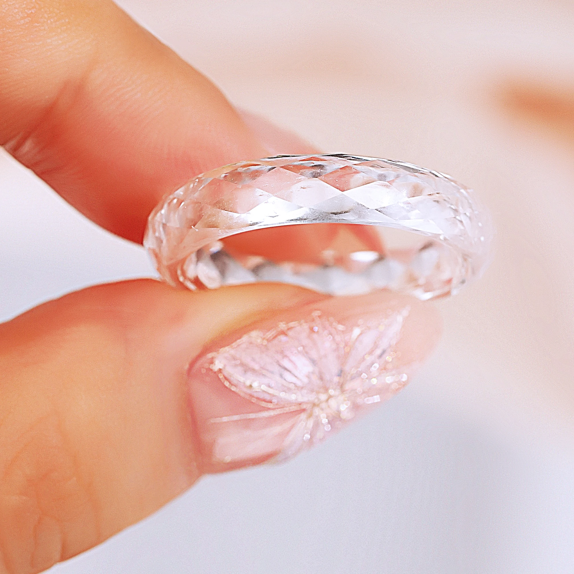 Anillo de zafiro blanco cultivado en laboratorio Eme Jewe, adecuado para uso diario.