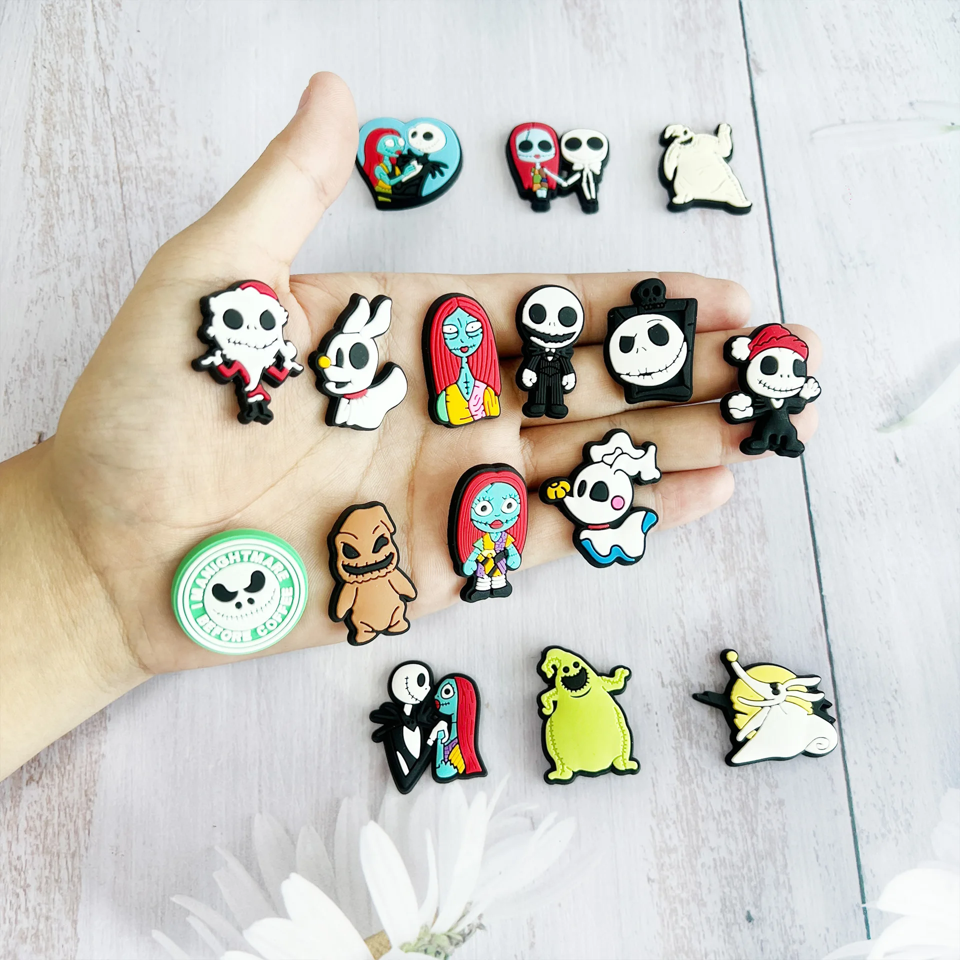 Mesuca 16 piezas de dijes de PVC de dibujos animados de Pesadilla Antes de Navidad para zapatos, accesorios DIY para zapatos de jardín, adornos de Halloween