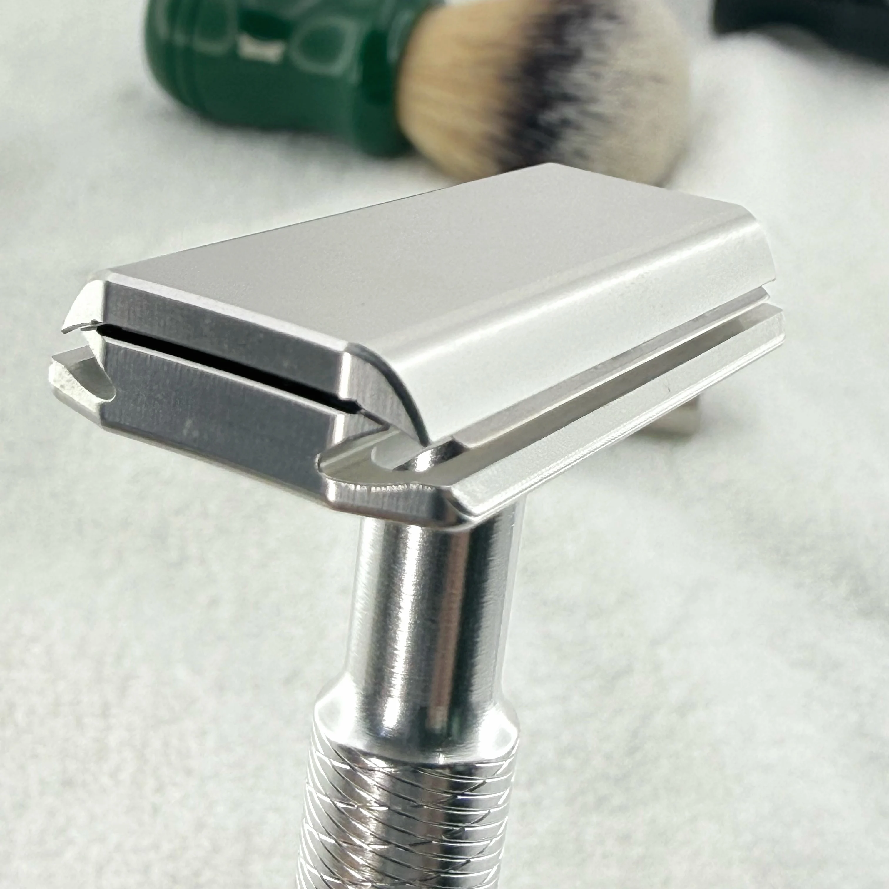 KAMPFE Maquinilla de Afeitar Manual de Seguridad de Aluminio de Doble Filo con Hoja Cerrada, Grabado CNC, Afeitadora Clásica Suave para Hombres y Mujeres, Regalo