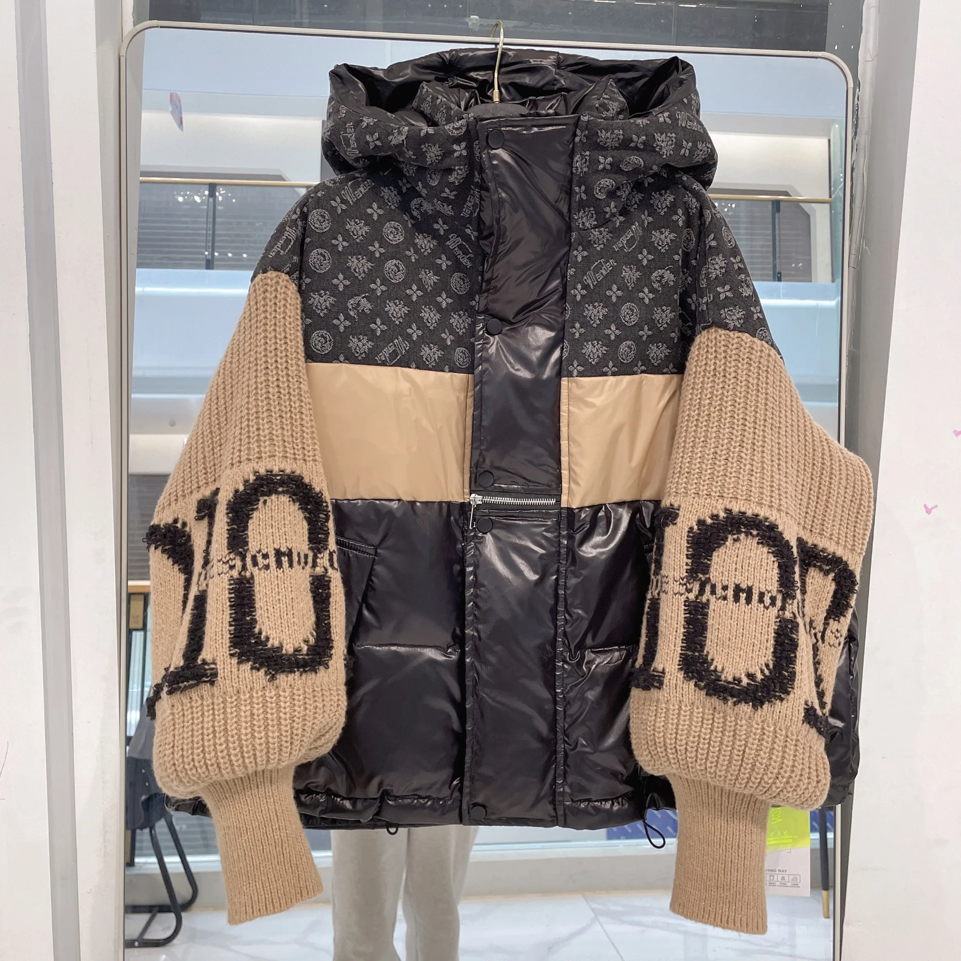 Nueva marca de moda, chaqueta vaquera con capucha de retazos para mujer, mangas tejidas, chaqueta de plumón de pato blanco gruesa con flores y letras
