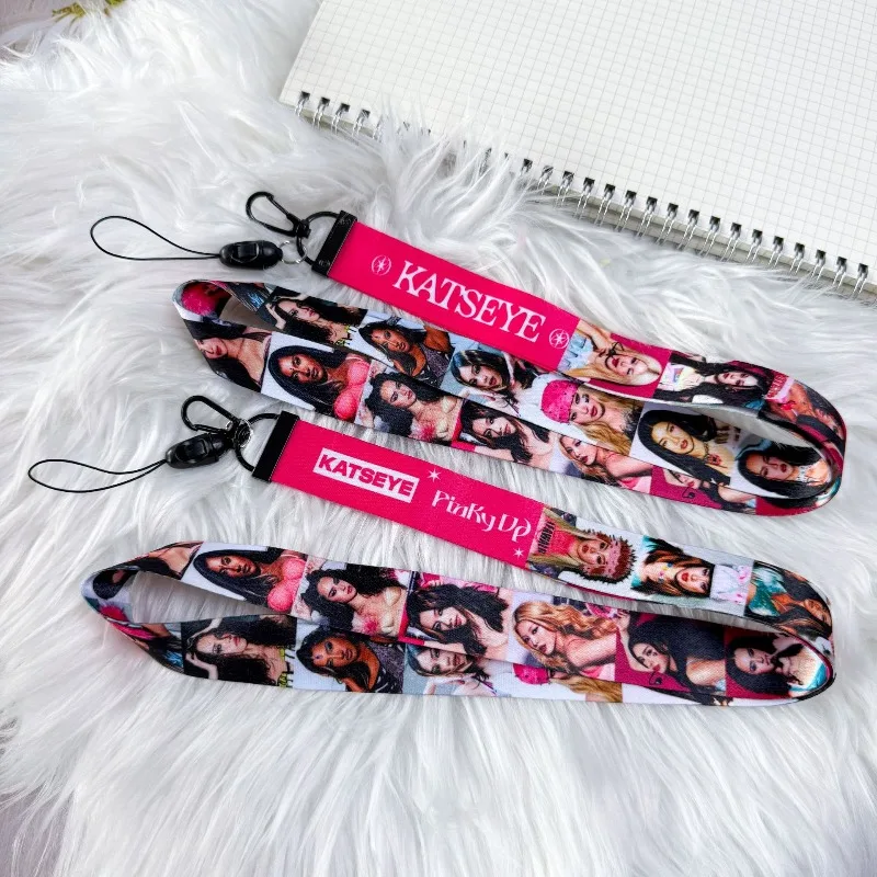 Correa para Teléfono con Diseño de Anime KATSEYE, Correa de Mano Ajustable con Estampado Lindo, Correa de Muñeca Portátil para Teléfono Móvil, Llaves, Bolsa, Regalo