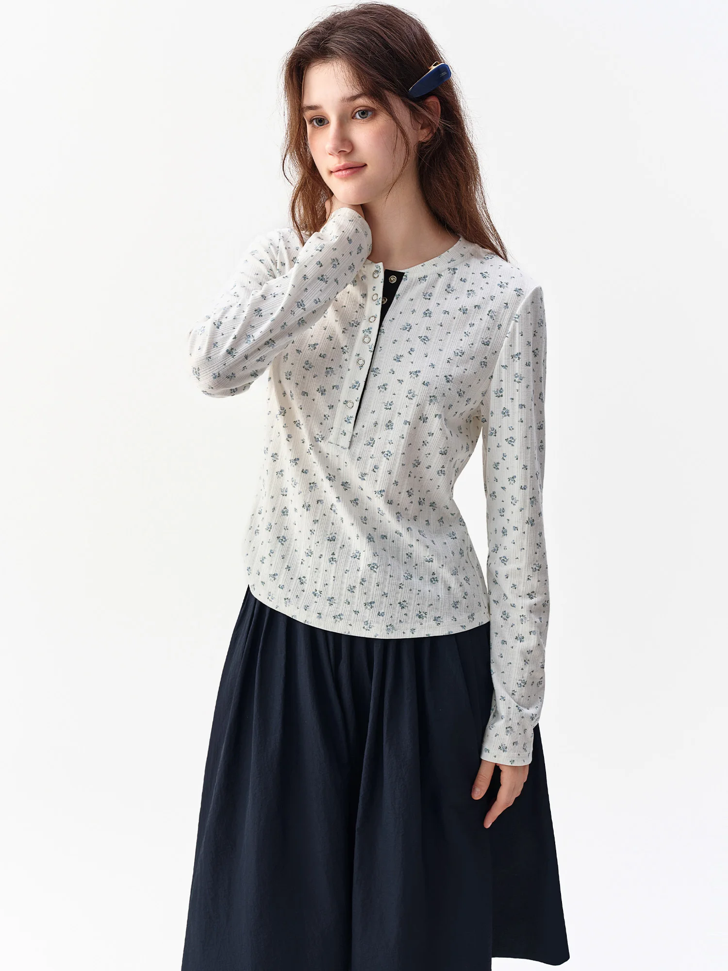 DUSHU 2026 Otoño Nueva Camiseta de Moda para Mujer, Blanca con Diseño Floral Azul, Cuello Henley, Manga Larga Acanalada, Disponible en Varios Tamaños