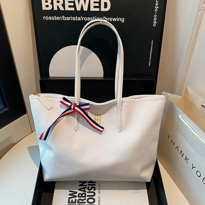 Bolso inspirado en el pescador con múltiples bolsillos y material de cuero encerado duradero