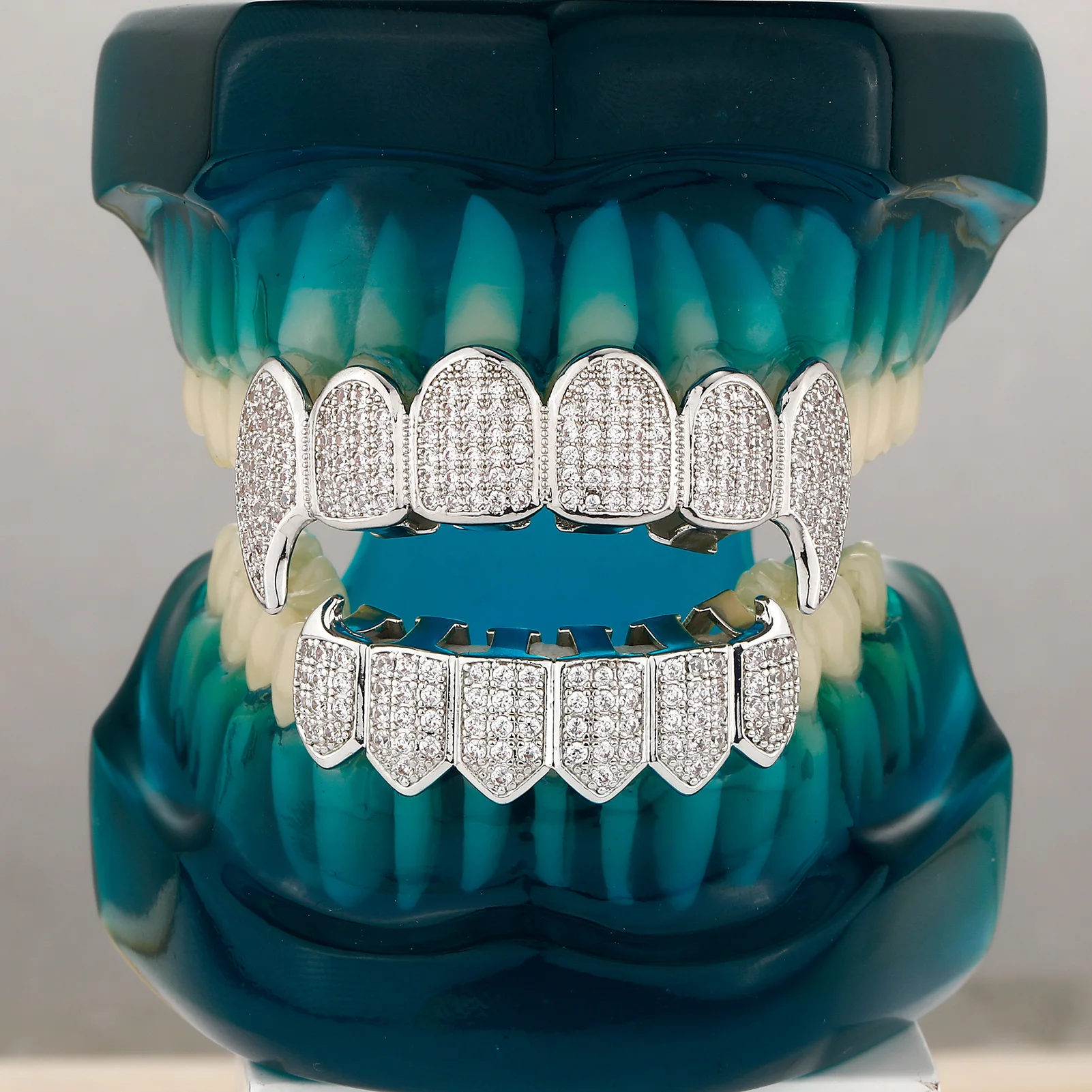 TOPGRILLZ-Juego de parrilla superior e inferior, nuevo ajuste, plata, CZ, Micro pavé, dientes de rodio, diente de vampiro Grillz