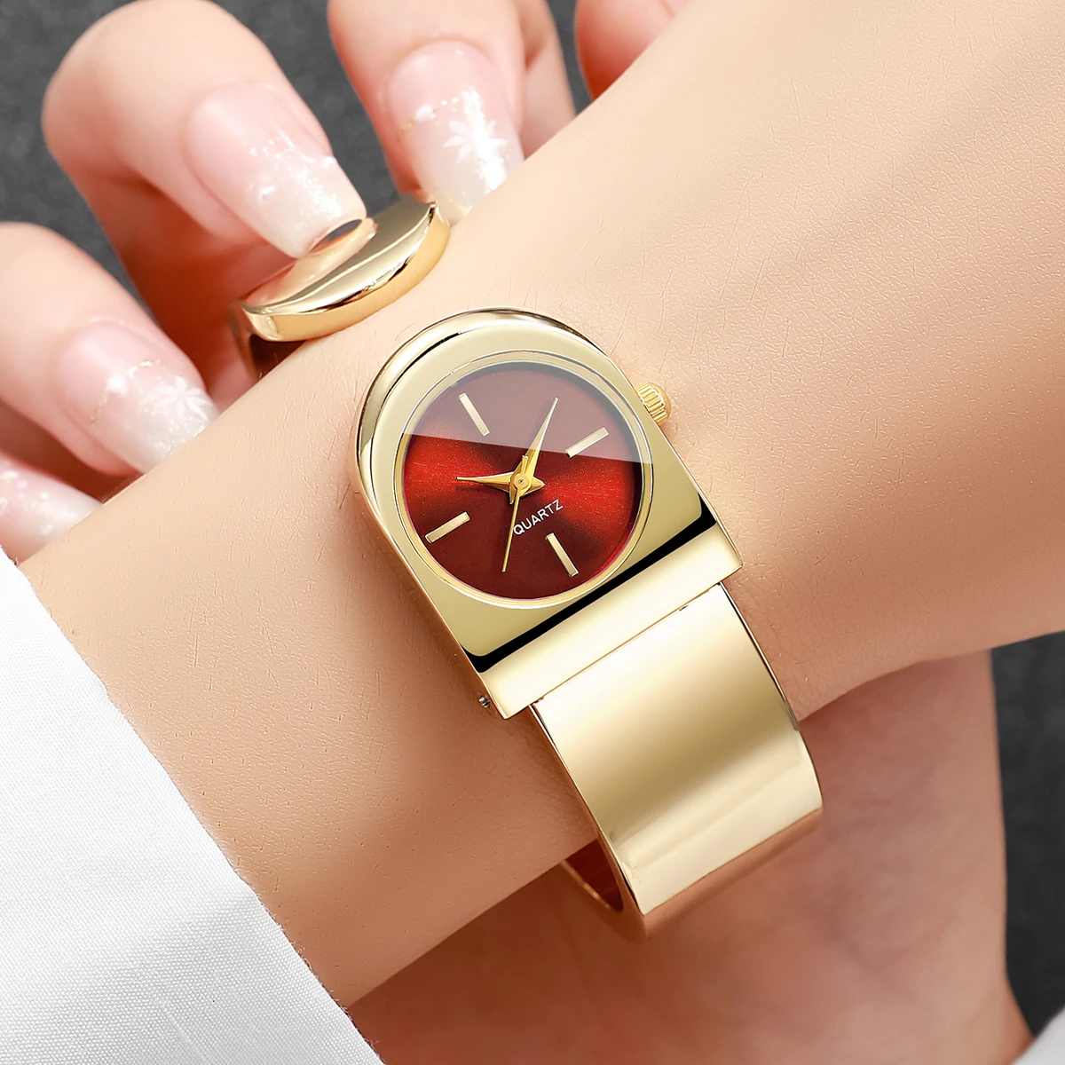 Reloj de pulsera de lujo con brazalete dorado para mujer, reloj de pulsera de cuarzo con esfera de forma única, reloj elegante para mujer, reloj femenino (sin caja)