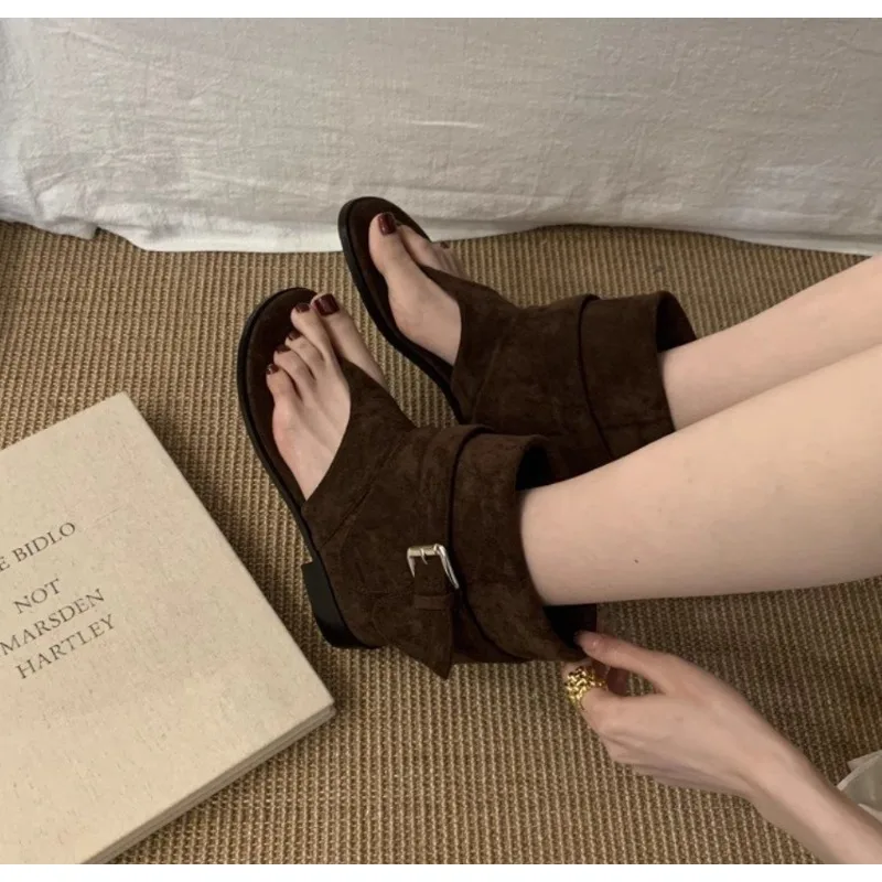 2025 Sandalias planas con Clip para primavera, moda de verano, pantalones, piernas, botas, vestido informal, zapatos de estilo callejero