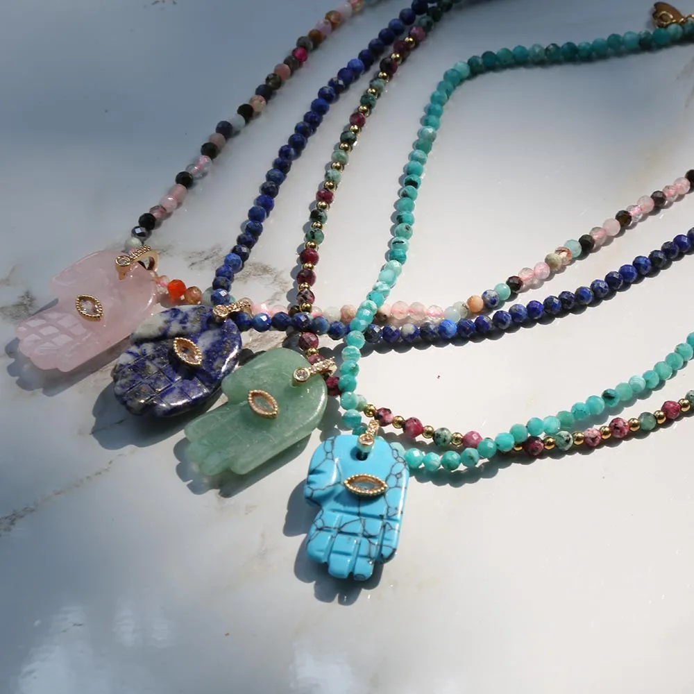 Collar con colgante de pez pequeño bañado en oro, con cuentas de ábaco de piedra natural de colores y cuentas espaciadoras de acero inoxidable, modelo 2026, de última colección.