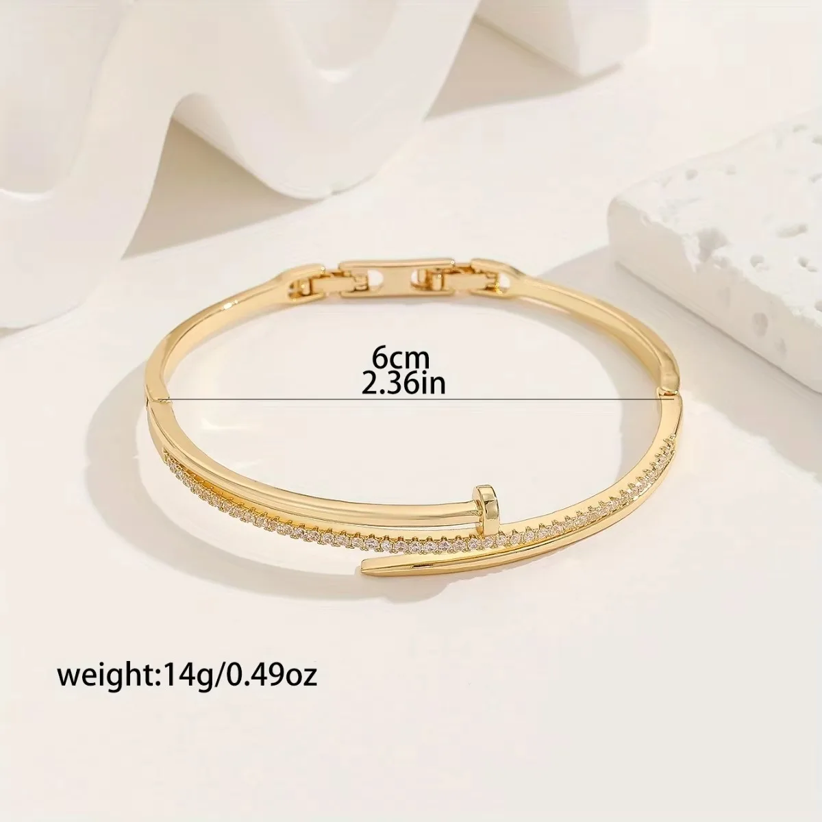 Una pulsera ajustable de la serie de circonitas con incrustaciones de cobre con un diseño dulce, romántico y de nicho, perfecta como regalo para niñas