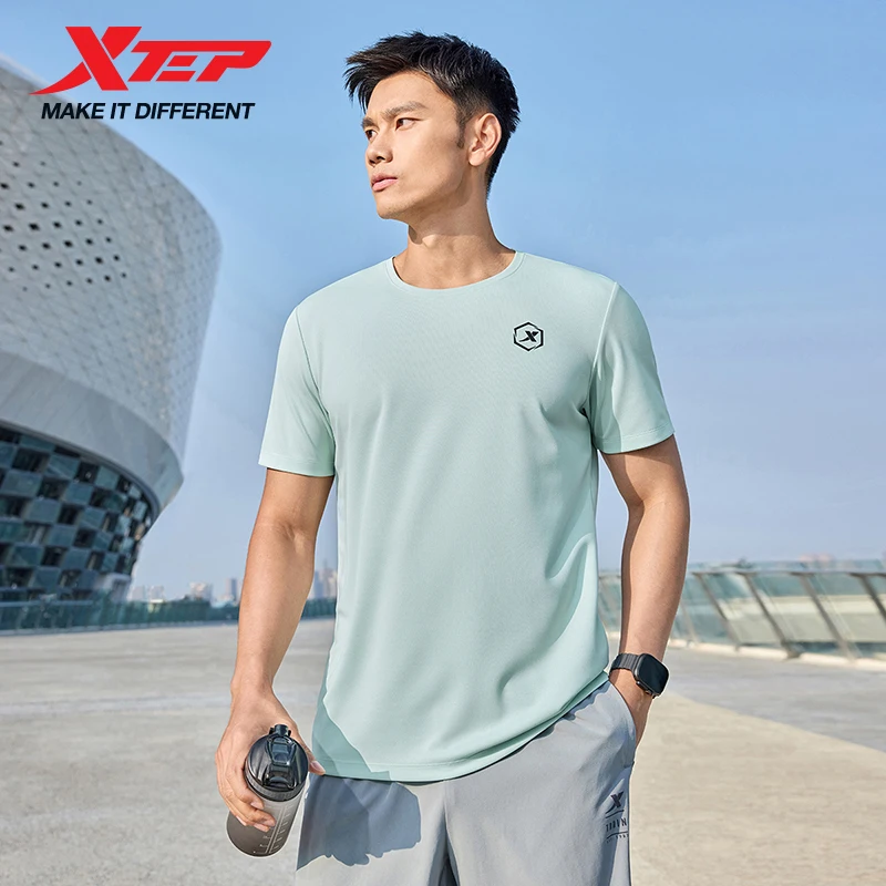 Xtep-Camiseta de manga corta con cuello redondo para hombre, Tops geniales transpirables para entrenamiento deportivo de secado rápido, primavera 2025 875229010174