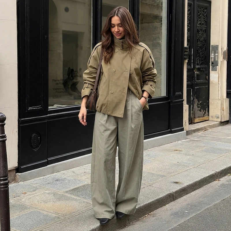 Chaqueta corta tipo trench para mujer, de corte holgado, con cuello alto, diseño de epaulettes, doble botonadura, estilo utilitario, para uso diario.
