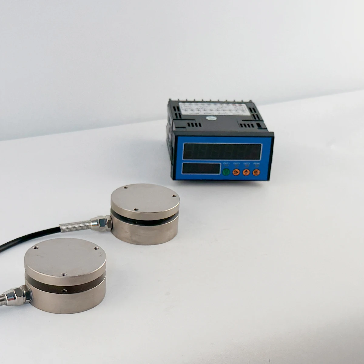 Sensor de fuerza de tracción con controlador, indicador de peso con retención de valor máximo y 3 alarmas de relé para báscula.