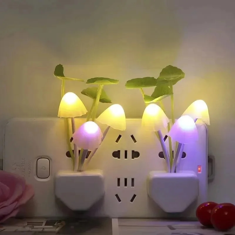 Novedad hongo luz nocturna enchufe UE y EE. UU. Sensor de luz 220V 3 LED colorido lámpara de seta luces de noche Led