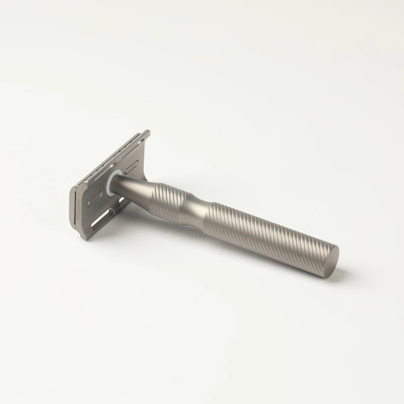 Maquinilla de Afeitar de Seguridad YAQI Ghost Titanium 1.10mm, Ligera para Afeitado Masculino, con Agarre Cómodo y Sensación de Equilibrio