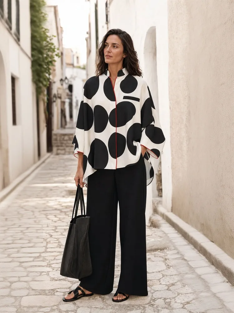 Blusa Yeezzi para Mujer con Cuello Alto y Grandes Lunares, Mangas 3/4, Ribete Rojo en Contraste, Corte Holgado, Bajo Asimétrico, Elegante y Casual para Oficina