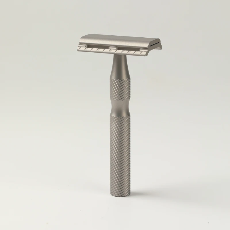 Maquinilla de Afeitar de Seguridad YAQI Ghost Titanium 1.10mm, Ligera para Afeitado Masculino, con Agarre Cómodo y Sensación de Equilibrio