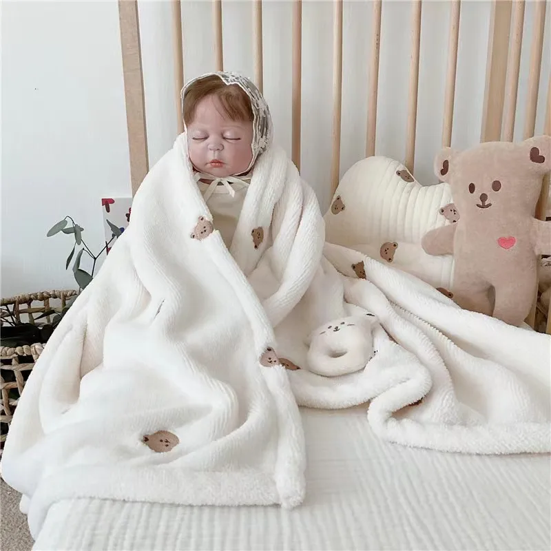 Manta de lana para bebé recién nacido, mantas para envolver al recién nacido, funda suave y cálida para cochecito, ropa de cama con bordado de oso, accesorios para bebés