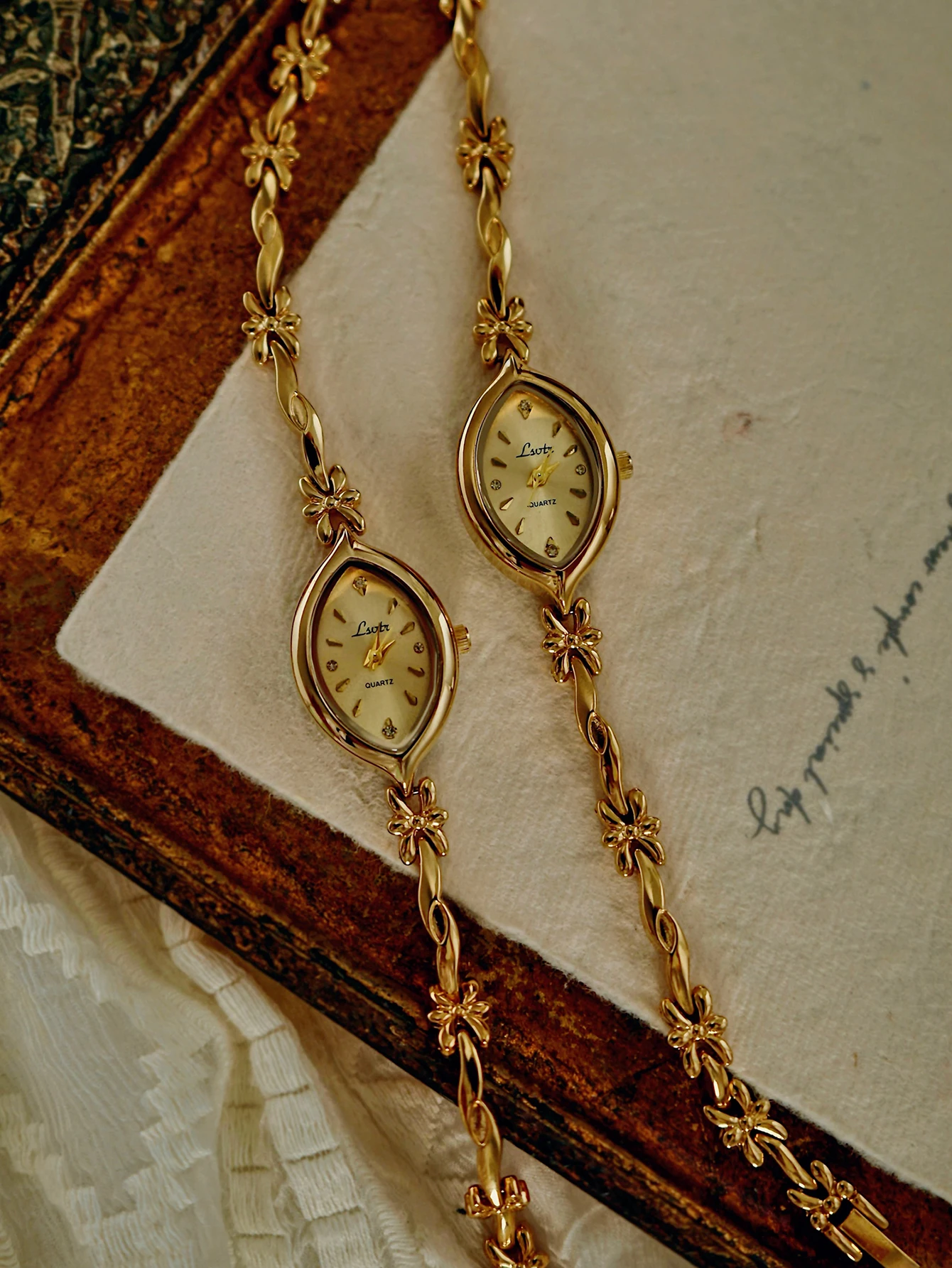 1 pieza de nuevo reloj francés retro dorado con esfera pequeña para mujer, pulsera moderna, sencilla, lujosa, elegante, compacta e impermeable, reloj de cuarzo para mujer, adecuado para muñecas decorativas para uso diario, cena y otras ocasiones