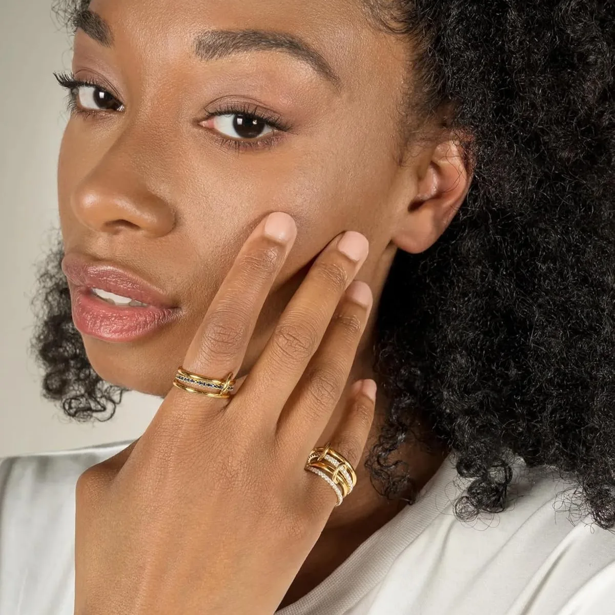 Un nicho de anillo de joyería de cobre de cuatro anillos de dos colores, hipoalergénico, estilo Ins, artefacto de apilamiento, adecuado para mujeres jóvenes