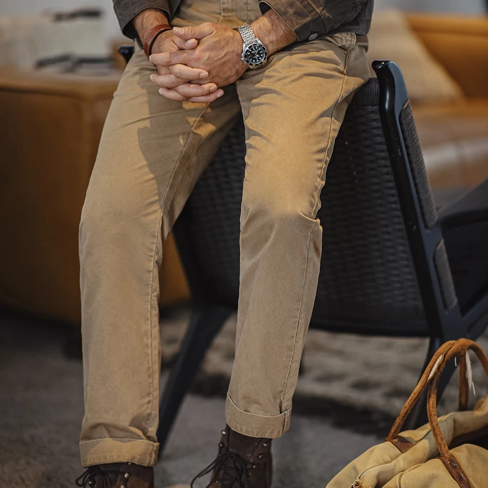 Maden presenta pantalones casuales vintage para hombre en color caqui, hechos de sarga de algodón pesado. Corte recto clásico, perfecto para el trabajo en otoño, con cierre de cremallera que brinda comodidad y estilo