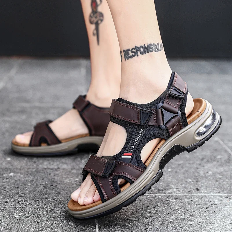 Nuevas sandalias de verano de cuero genuino para hombre, zapatos informales transpirables de diseño a la moda, sandalias de playa de fondo suave para hombre, talla grande 46