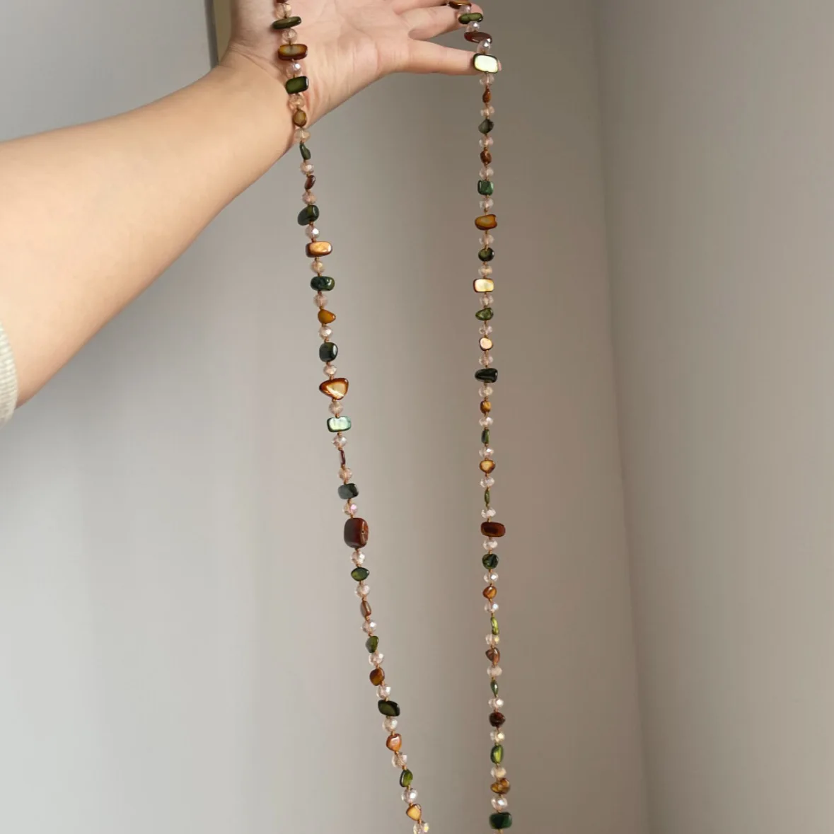 Collar de Doble Capa con Cuentas de Conchas Multicolores Estilo Bohemio Vintage ZAKOL, Collar Largo Moderno para Vacaciones