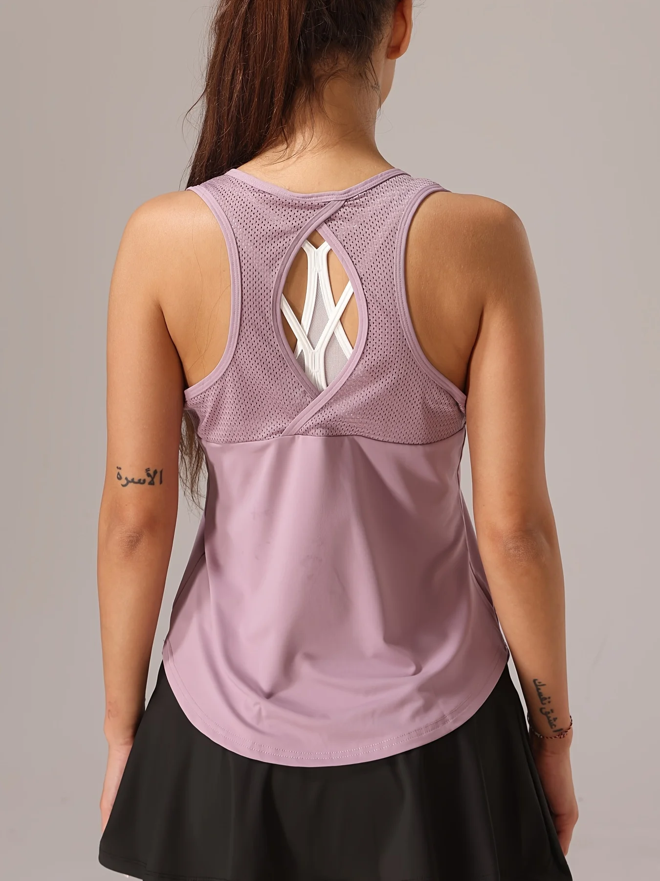 Camiseta sin mangas atlética para mujer: espalda de malla y diseño entrecruzado
