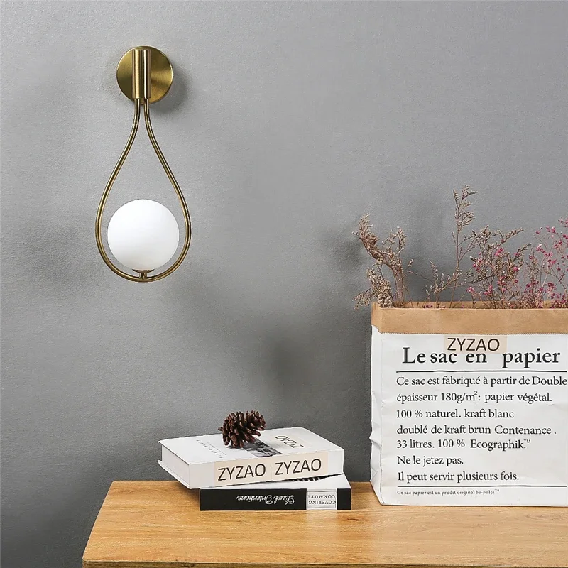 Lámpara de pared con bola de cristal de Metal moderna, lámparas de pared simples nórdicas para sala de estar, dormitorio, mesita de noche, pasillo, escalera, luces de pared