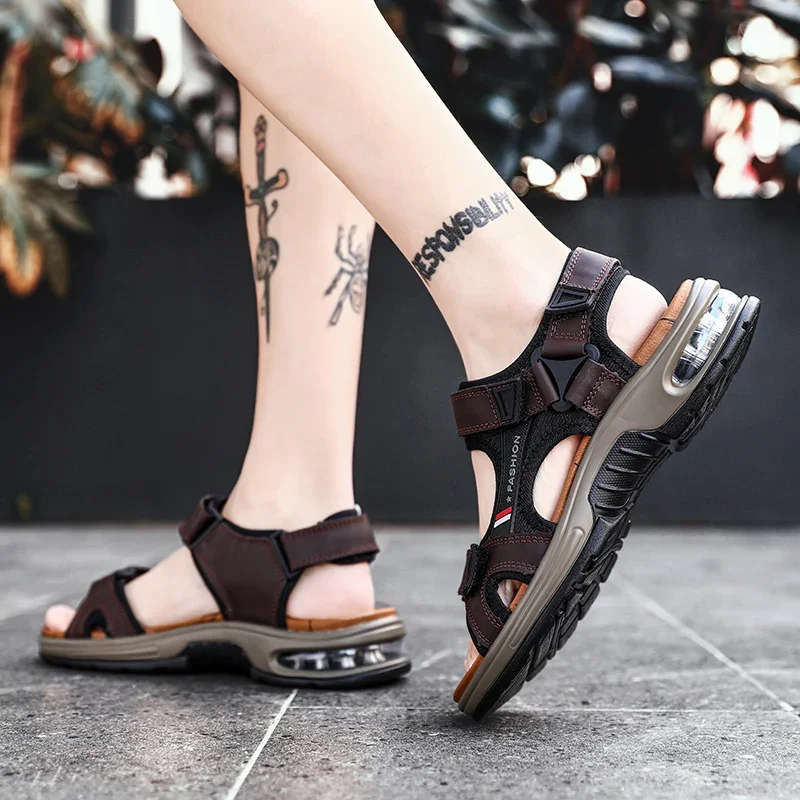Nuevas sandalias de verano de cuero genuino para hombre, zapatos informales transpirables de diseño a la moda, sandalias de playa de fondo suave para hombre, talla grande 46