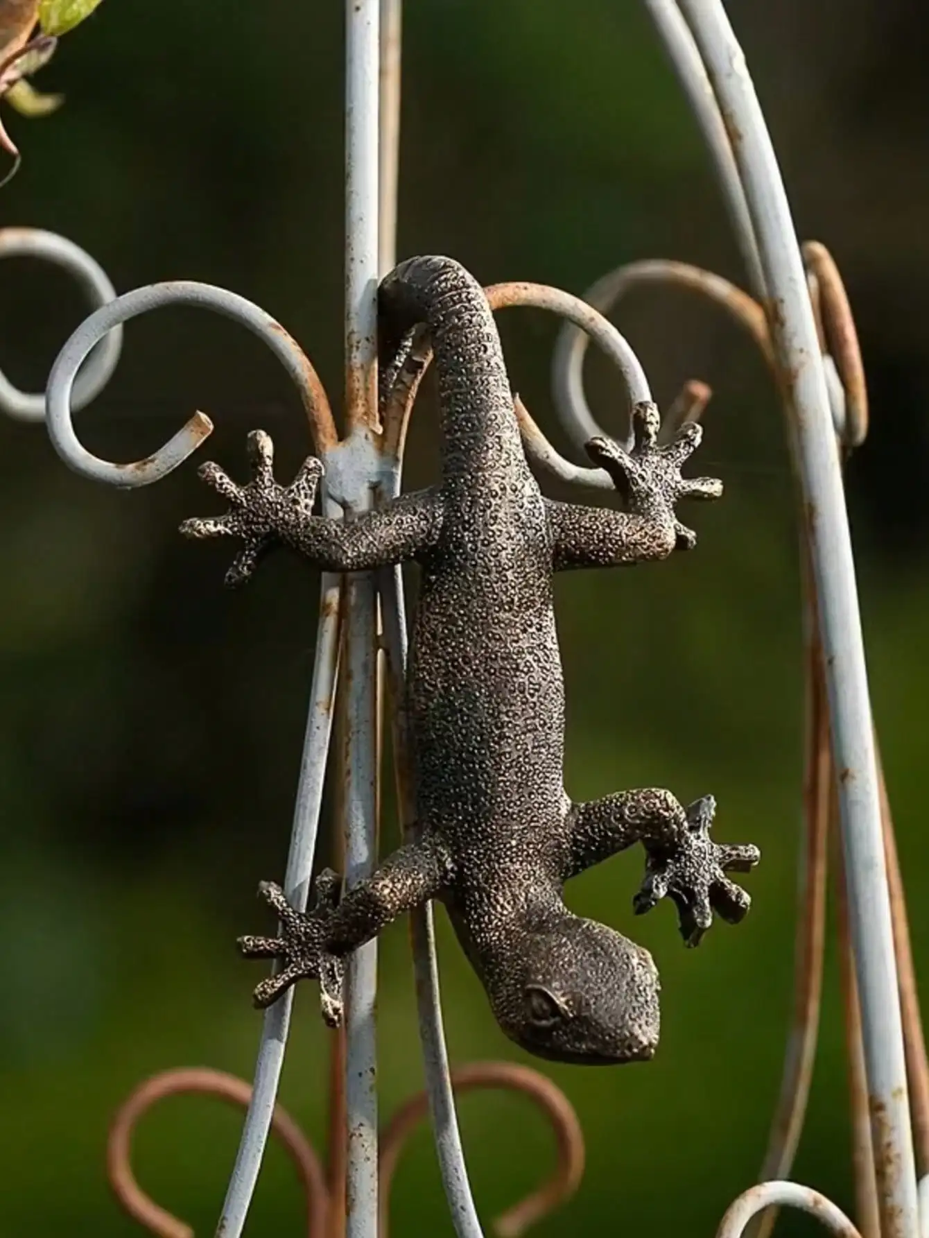 1 pieza de encantadora figura de Gecko de bronce para colgar en la pared, estatua de animal de resina para espacios exteriores, decoración perfecta para días festivos